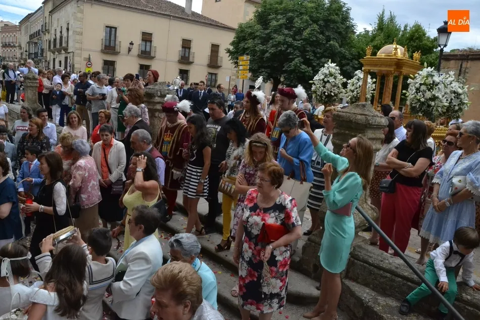 Foto 5 - Unos 40 ni&ntilde;os de 1&ordf; Comuni&oacute;n participan en la procesi&oacute;n del Sant&iacute;simo, a la que regresa el...