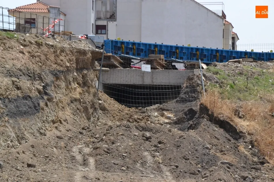 Foto 6 - El paso para peatones ya deja ver la luz al otro lado de la v&iacute;a  