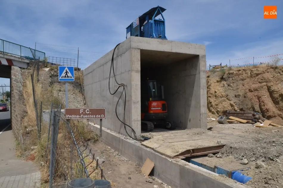 Foto 3 - El paso para peatones ya deja ver la luz al otro lado de la v&iacute;a  