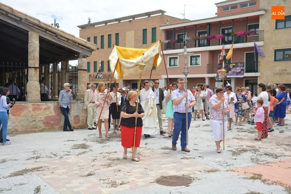 Foto 10 - Carbajosa celebra su tradicional misa del Corpus y la procesi&oacute;n por las Fiestas del Se&ntilde;or