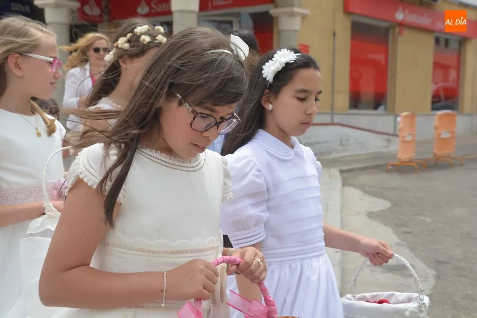 Foto 2 - Carbajosa celebra su tradicional misa del Corpus y la procesi&oacute;n por las Fiestas del Se&ntilde;or