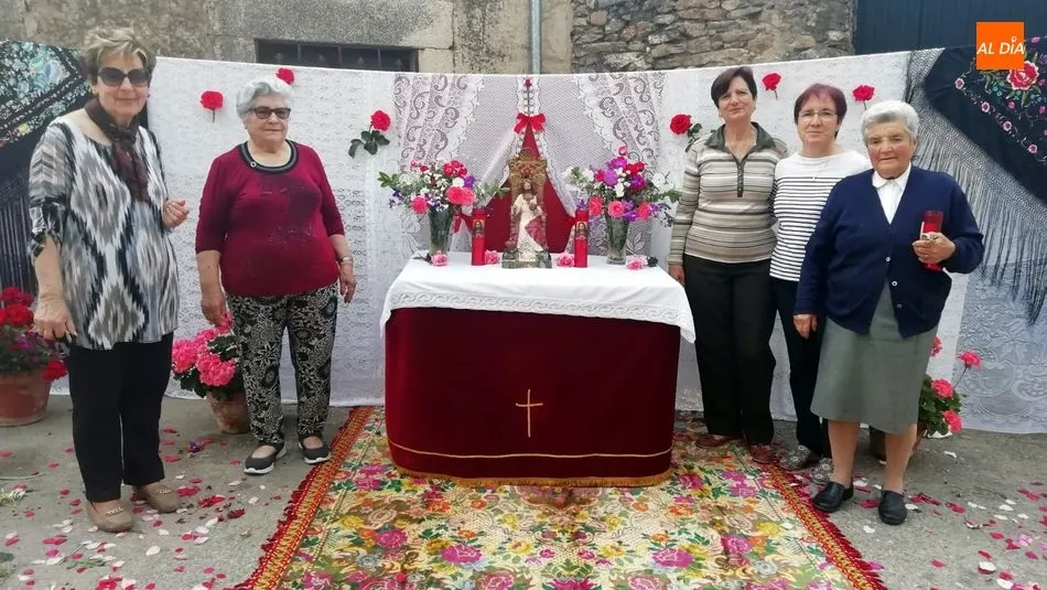 Foto 3 - Tres altares acogen a dos beb&eacute;s y un ni&ntilde;o de comuni&oacute;n en el Corpus de Sobradillo