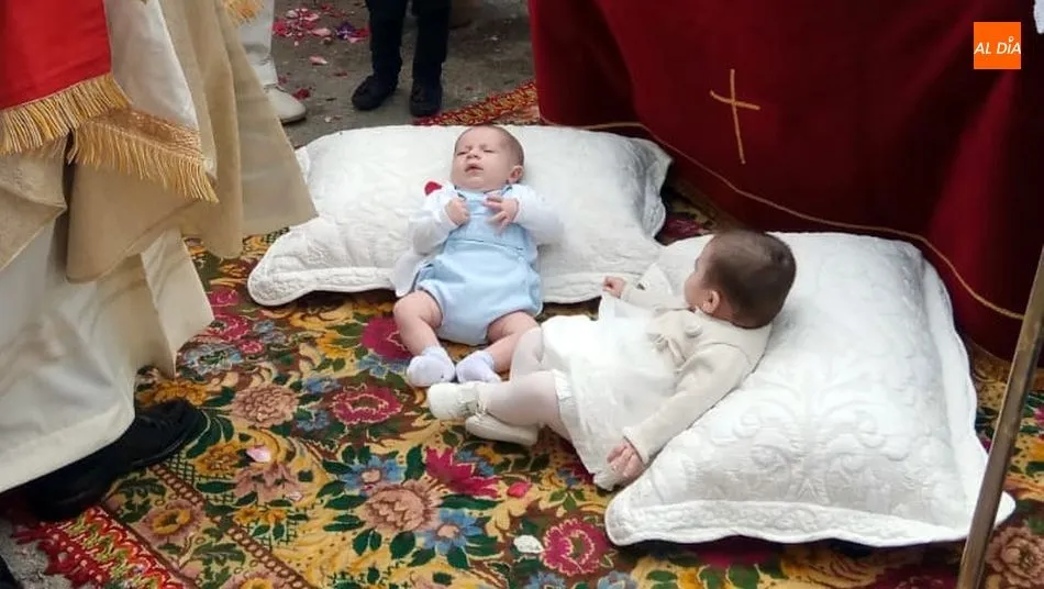 Foto 5 - Tres altares acogen a dos beb&eacute;s y un ni&ntilde;o de comuni&oacute;n en el Corpus de Sobradillo