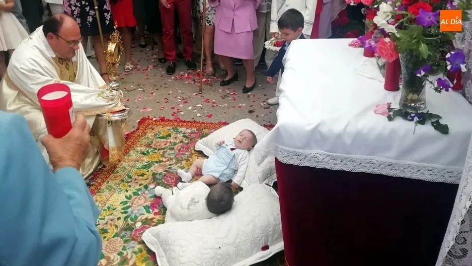 Foto 4 - Tres altares acogen a dos beb&eacute;s y un ni&ntilde;o de comuni&oacute;n en el Corpus de Sobradillo