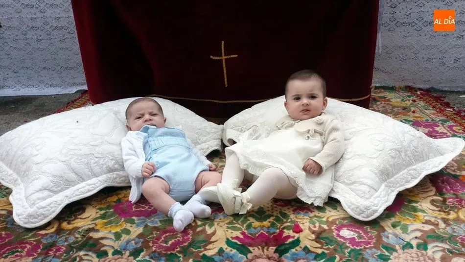 Foto 7 - Tres altares acogen a dos beb&eacute;s y un ni&ntilde;o de comuni&oacute;n en el Corpus de Sobradillo