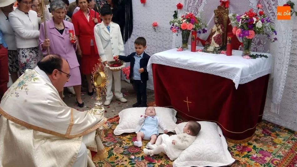 Lara y David recibían la bendición del Santísimo en Sobradillo