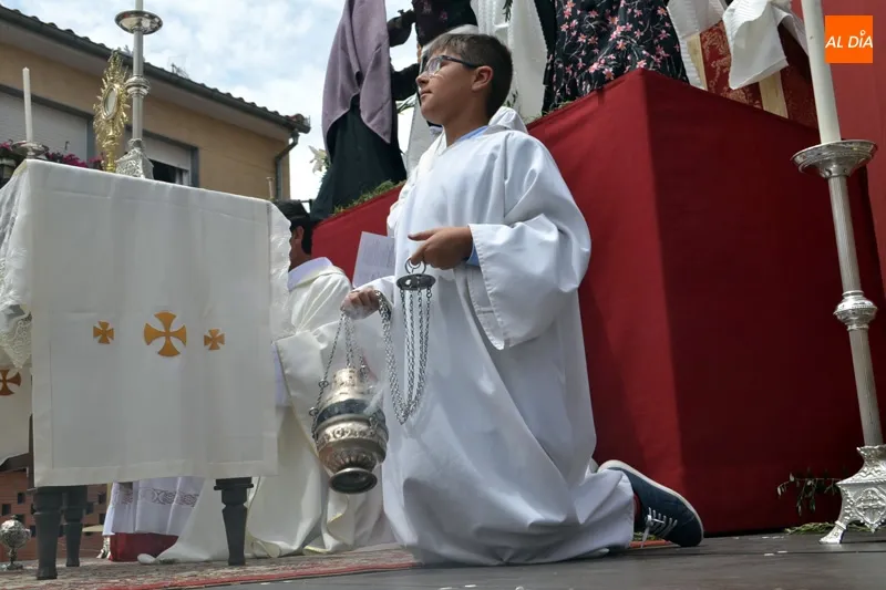 Foto 10 - Calor y buen ambiente marcan la procesi&oacute;n del Domingo de Corpus