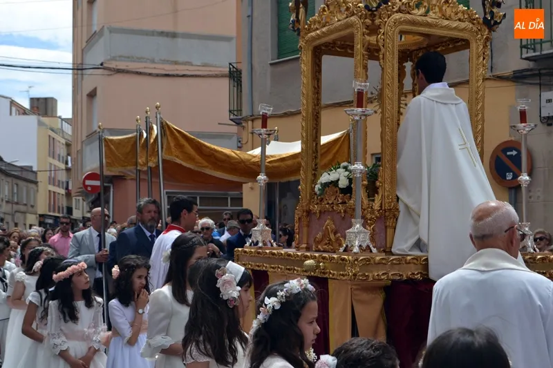 Foto 9 - Calor y buen ambiente marcan la procesi&oacute;n del Domingo de Corpus