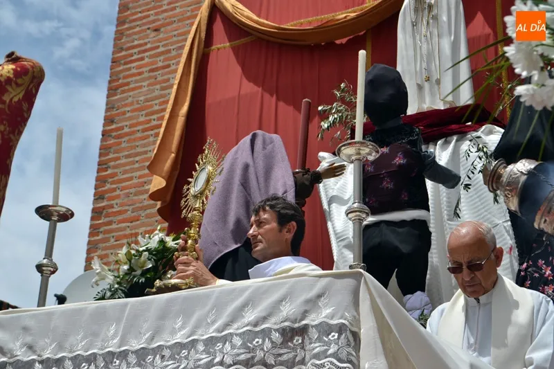 Foto 7 - Calor y buen ambiente marcan la procesi&oacute;n del Domingo de Corpus