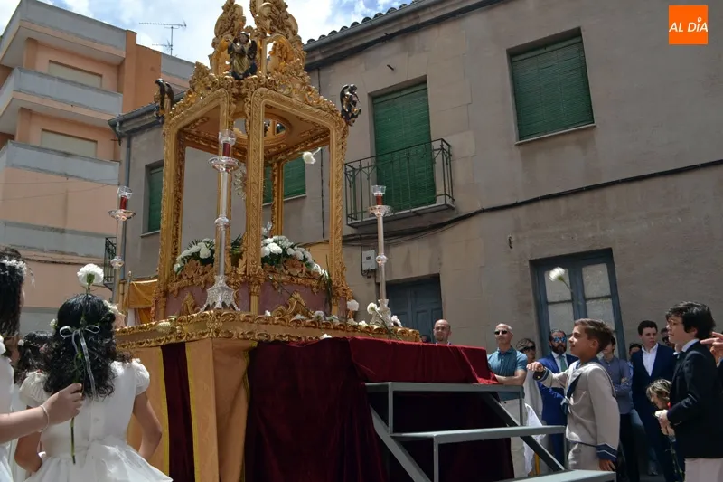 Foto 6 - Calor y buen ambiente marcan la procesi&oacute;n del Domingo de Corpus