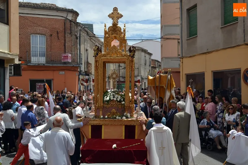 Foto 4 - Calor y buen ambiente marcan la procesi&oacute;n del Domingo de Corpus