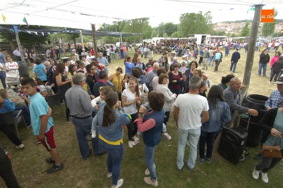 Foto 4 - Largo pero divertido segundo encierro a caballo en Navasfr&iacute;as  