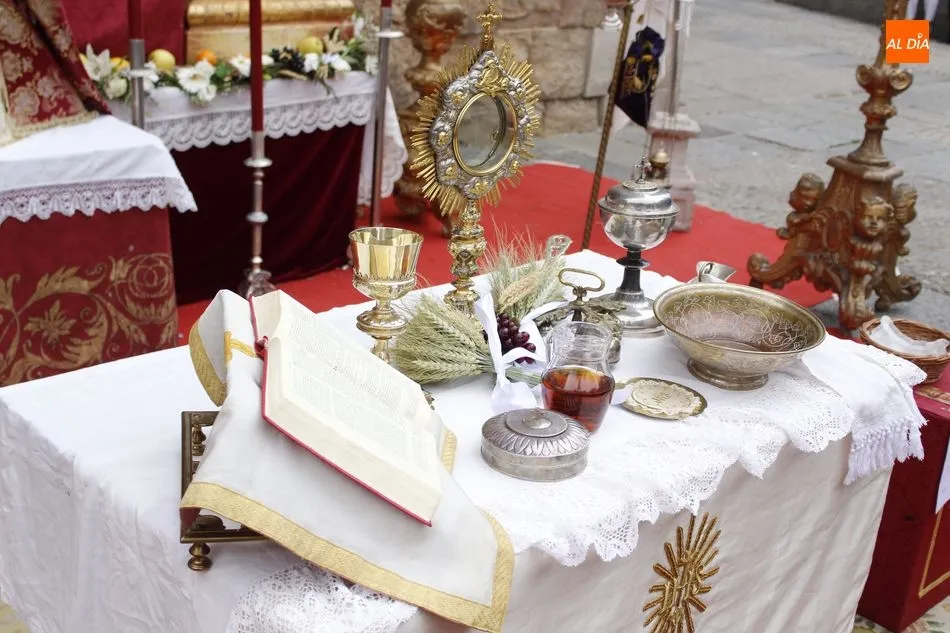 Foto 5 - La solemne eucarist&iacute;a y la procesi&oacute;n ponen el punto y final al Corpus Christi