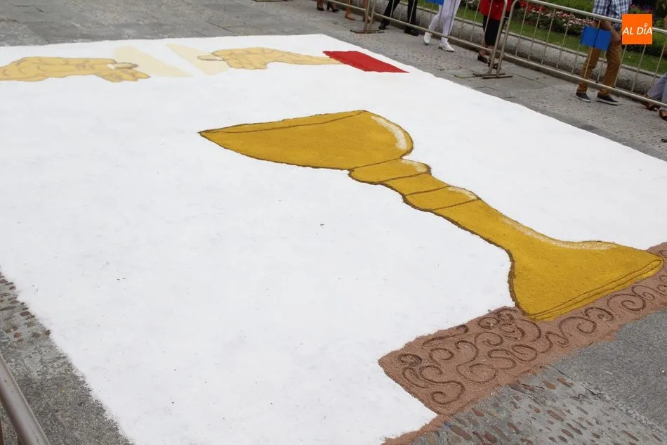 Foto 4 - La solemne eucarist&iacute;a y la procesi&oacute;n ponen el punto y final al Corpus Christi
