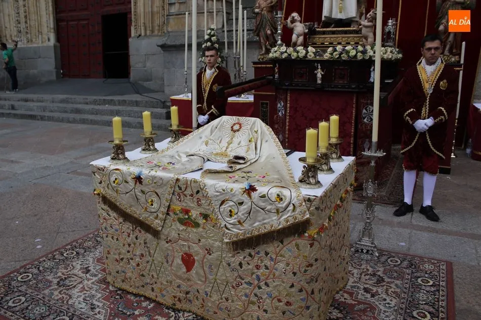Foto 3 - La solemne eucarist&iacute;a y la procesi&oacute;n ponen el punto y final al Corpus Christi
