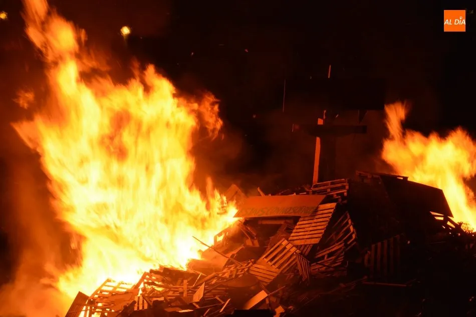 Foto 6 - El barrio del Zurgu&eacute;n no falla a su cita con la tradicional hoguera de San Juan  