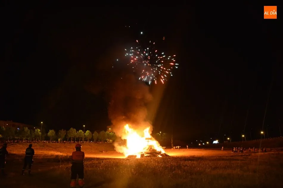 Foto 5 - El barrio del Zurgu&eacute;n no falla a su cita con la tradicional hoguera de San Juan  