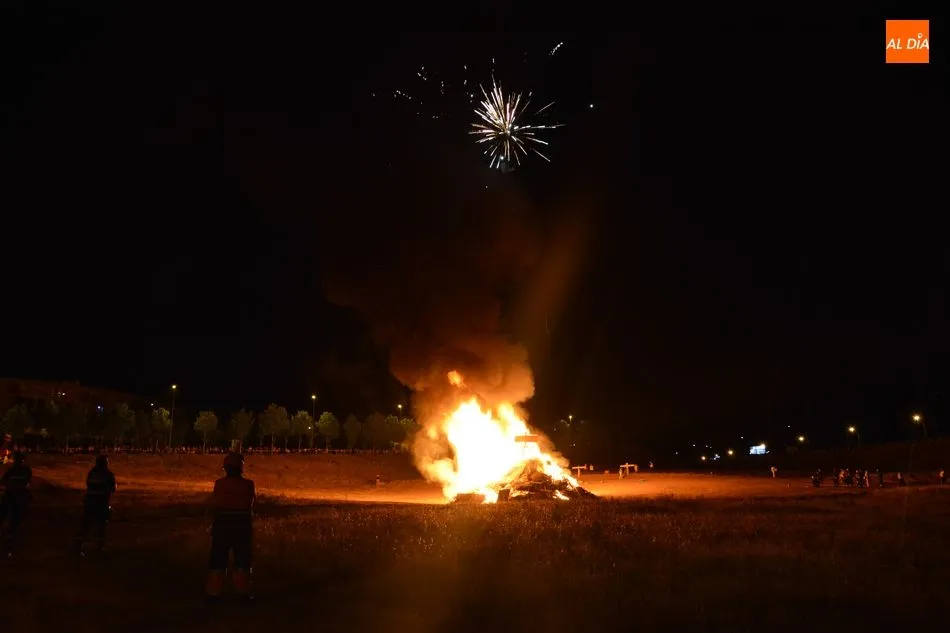 Foto 3 - El barrio del Zurgu&eacute;n no falla a su cita con la tradicional hoguera de San Juan  