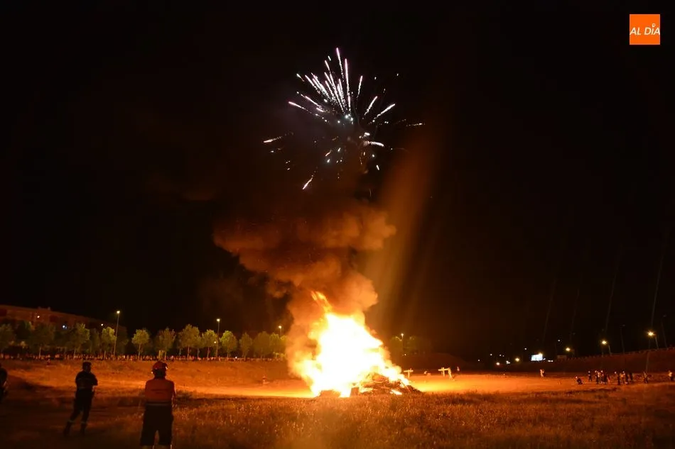Foto 2 - El barrio del Zurgu&eacute;n no falla a su cita con la tradicional hoguera de San Juan  