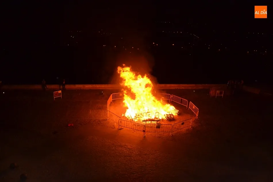 Foto 10 - El fuego m&aacute;gico de San Juan arde en una noche fresca y de esp&iacute;ritu teatral  