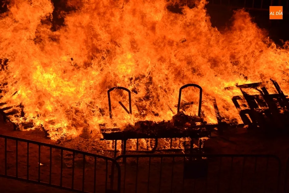 Foto 11 - El fuego m&aacute;gico de San Juan arde en una noche fresca y de esp&iacute;ritu teatral  