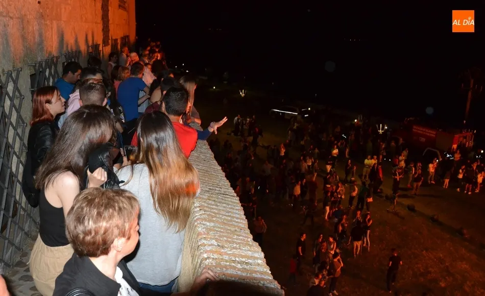 Foto 7 - El fuego m&aacute;gico de San Juan arde en una noche fresca y de esp&iacute;ritu teatral  