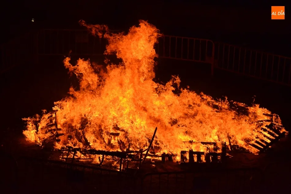 Foto 6 - El fuego m&aacute;gico de San Juan arde en una noche fresca y de esp&iacute;ritu teatral  