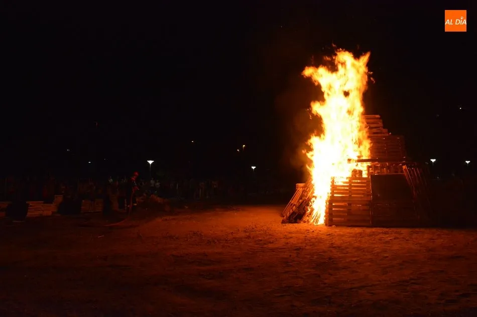 Foto 7 - Carbajosa disfruta de la hoguera de San Juan