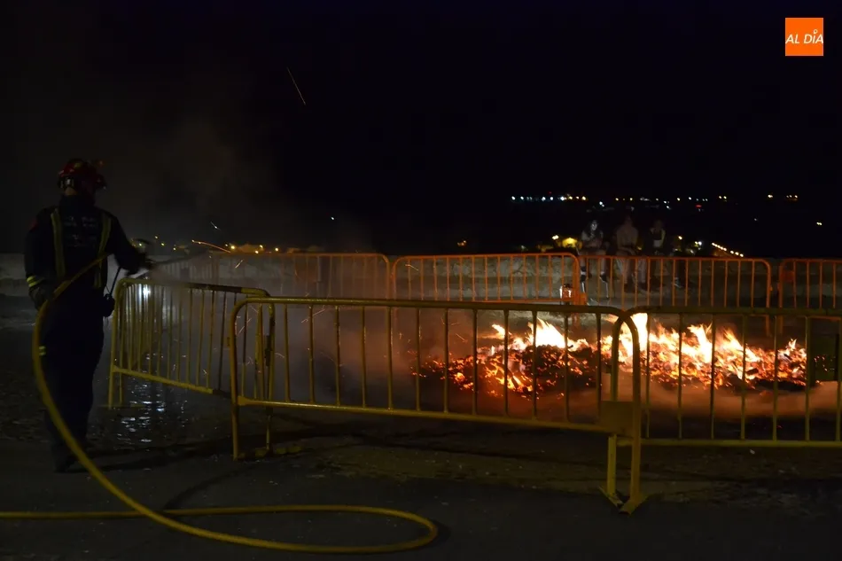 Foto 3 - El fuego m&aacute;gico de San Juan arde en una noche fresca y de esp&iacute;ritu teatral  