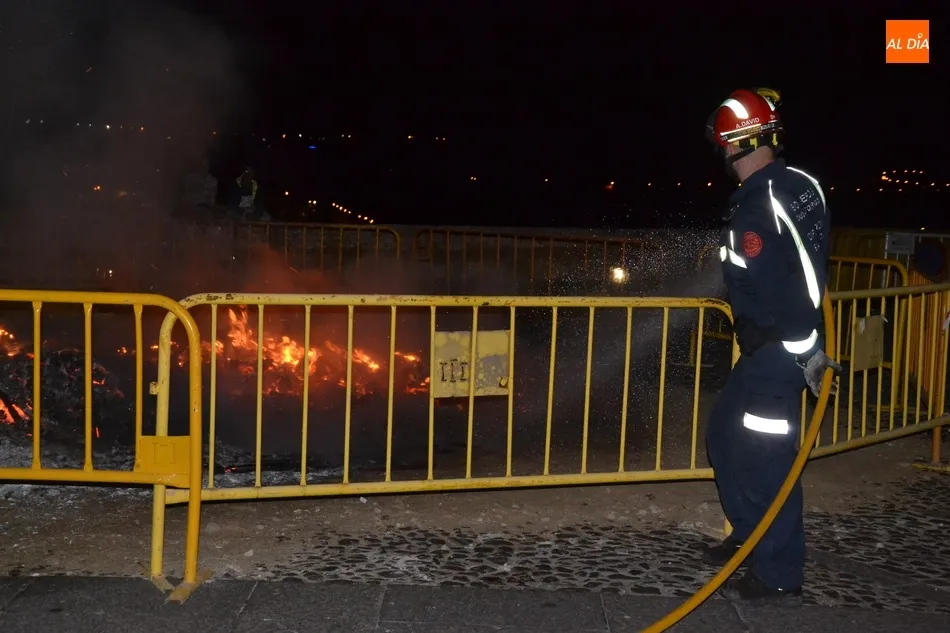 Foto 4 - El fuego m&aacute;gico de San Juan arde en una noche fresca y de esp&iacute;ritu teatral  