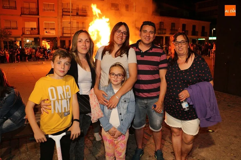 Foto 10 - Guijuelo da la bienvenida al verano con una espectacular hoguera