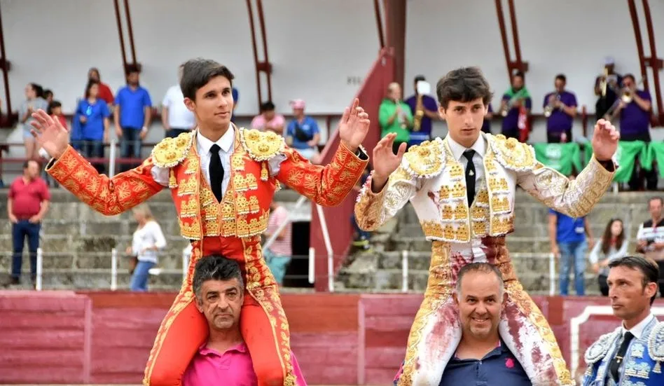 Manuel Diosleguarde y Antonio Grande salen en hombros en Ledesma. Foto: @TorosLedesma