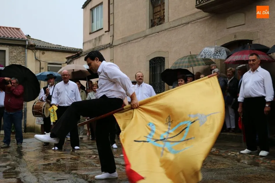 Foto 11 - El baile de la bandera pone la nota tradicional en las fiestas de san Juan de Hinojosa de Duero  