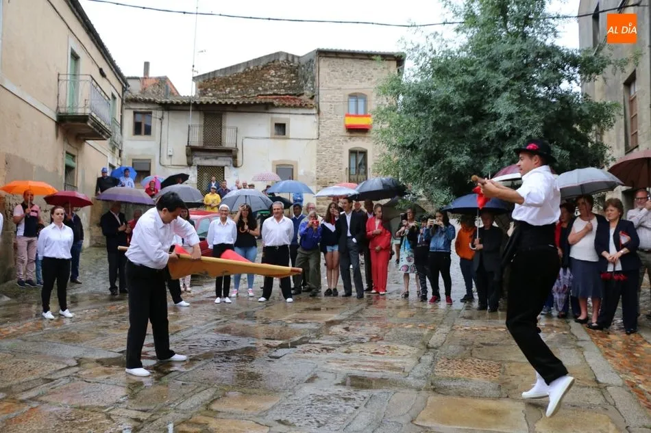 Foto 9 - El baile de la bandera pone la nota tradicional en las fiestas de san Juan de Hinojosa de Duero  