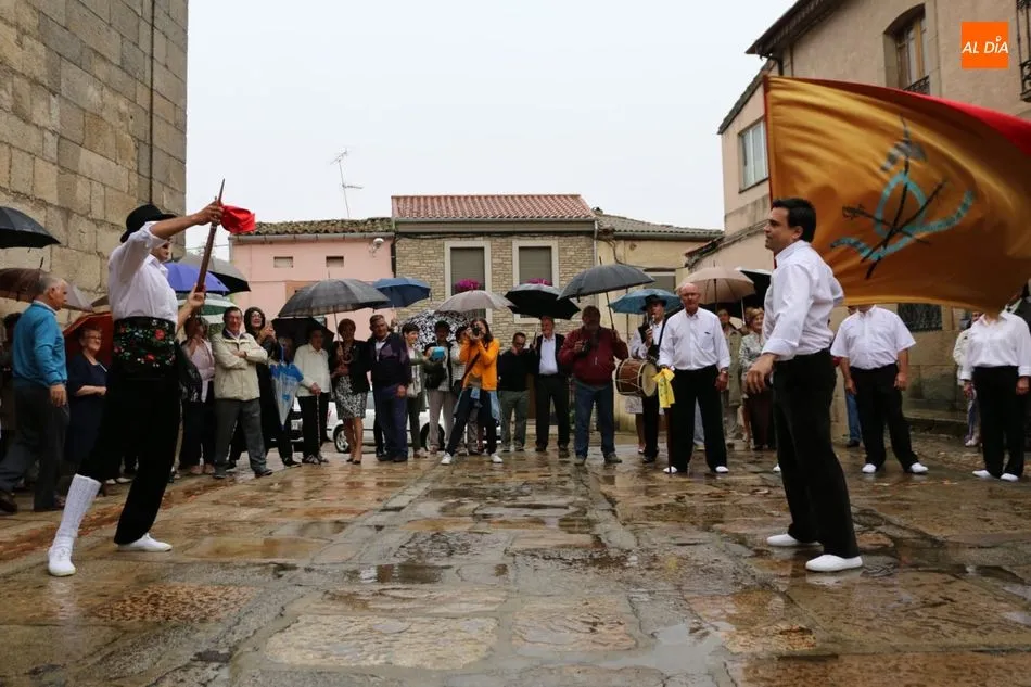 Foto 8 - El baile de la bandera pone la nota tradicional en las fiestas de san Juan de Hinojosa de Duero  