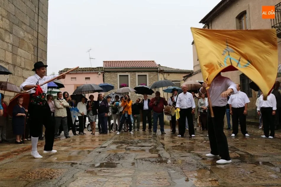 Foto 7 - El baile de la bandera pone la nota tradicional en las fiestas de san Juan de Hinojosa de Duero  