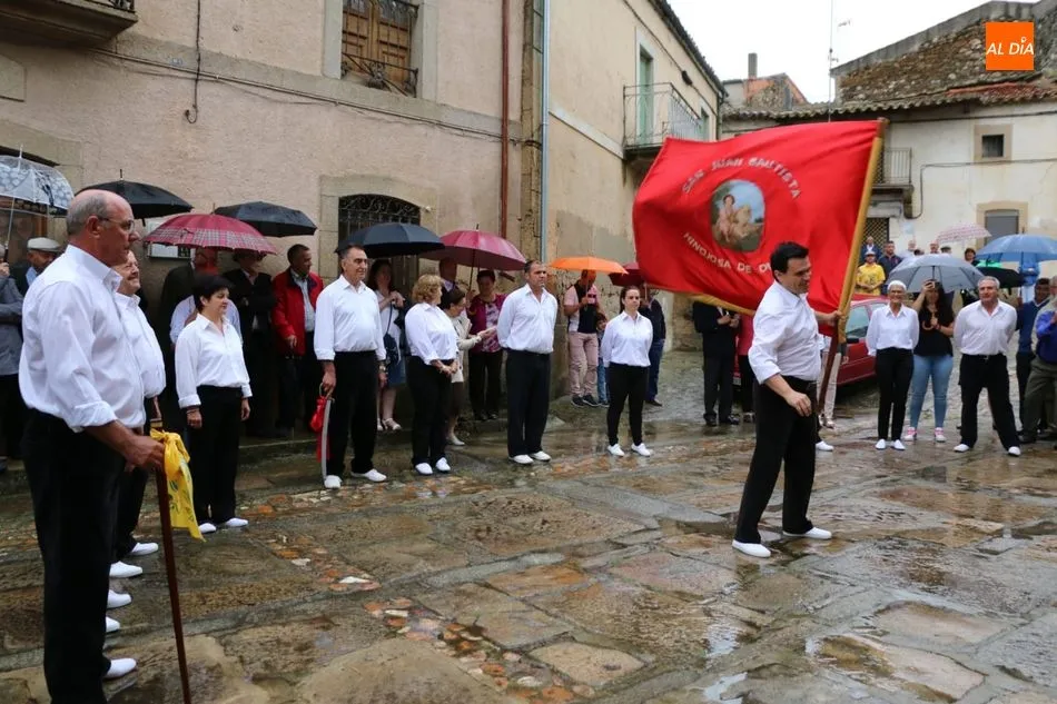 Foto 6 - El baile de la bandera pone la nota tradicional en las fiestas de san Juan de Hinojosa de Duero  
