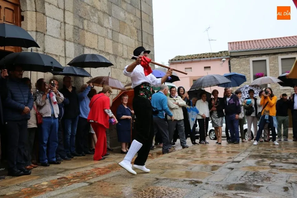 Foto 5 - El baile de la bandera pone la nota tradicional en las fiestas de san Juan de Hinojosa de Duero  
