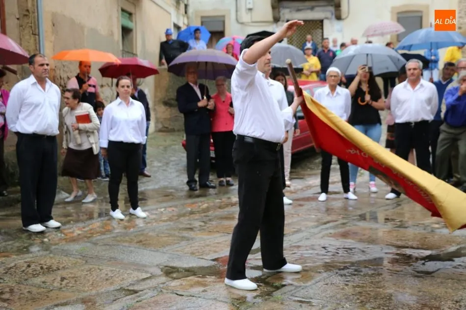 Foto 4 - El baile de la bandera pone la nota tradicional en las fiestas de san Juan de Hinojosa de Duero  