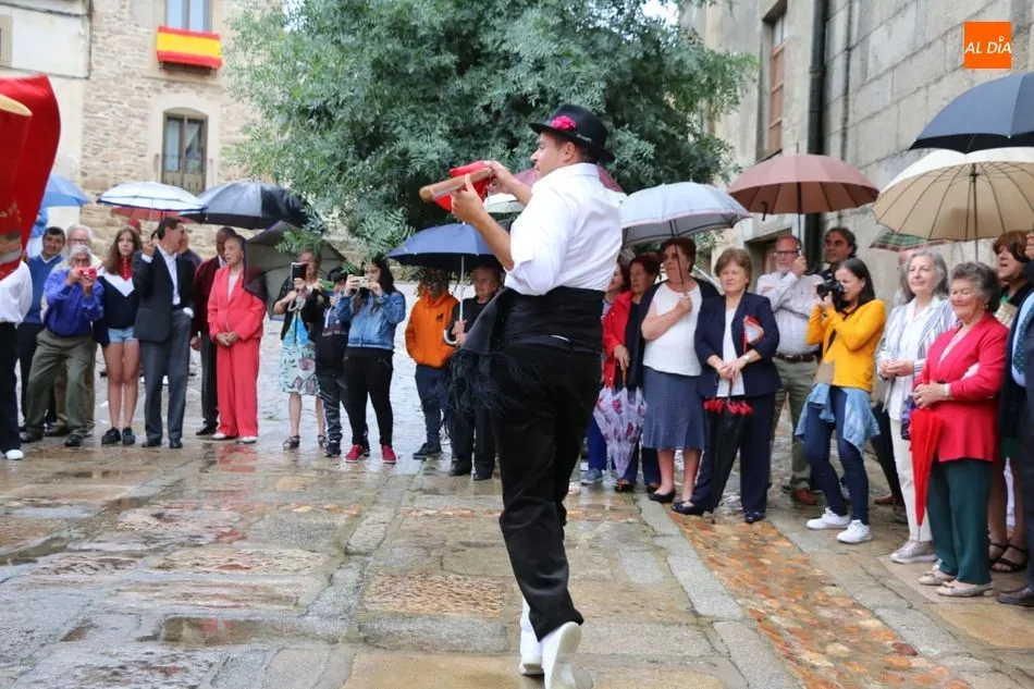 Foto 2 - El baile de la bandera pone la nota tradicional en las fiestas de san Juan de Hinojosa de Duero  