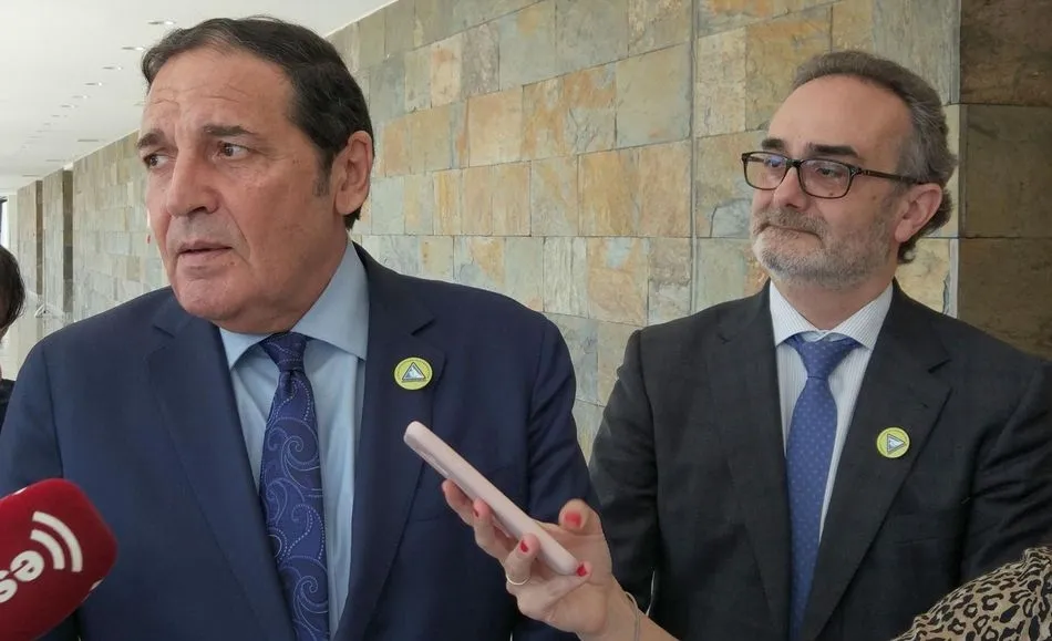 El consejero de Sanidad, Antonio María Sáez Aguado, (derecha) junto al director general de Innovación y Resultados en Salud, Rafael Sánchez (izquierda), en una foto de archivo | Foto: Europa Press