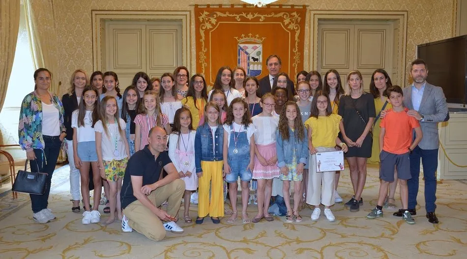 El alcalde felicita a las gimnastas del Club Rítmica Salamanca por los últimos éxitos...