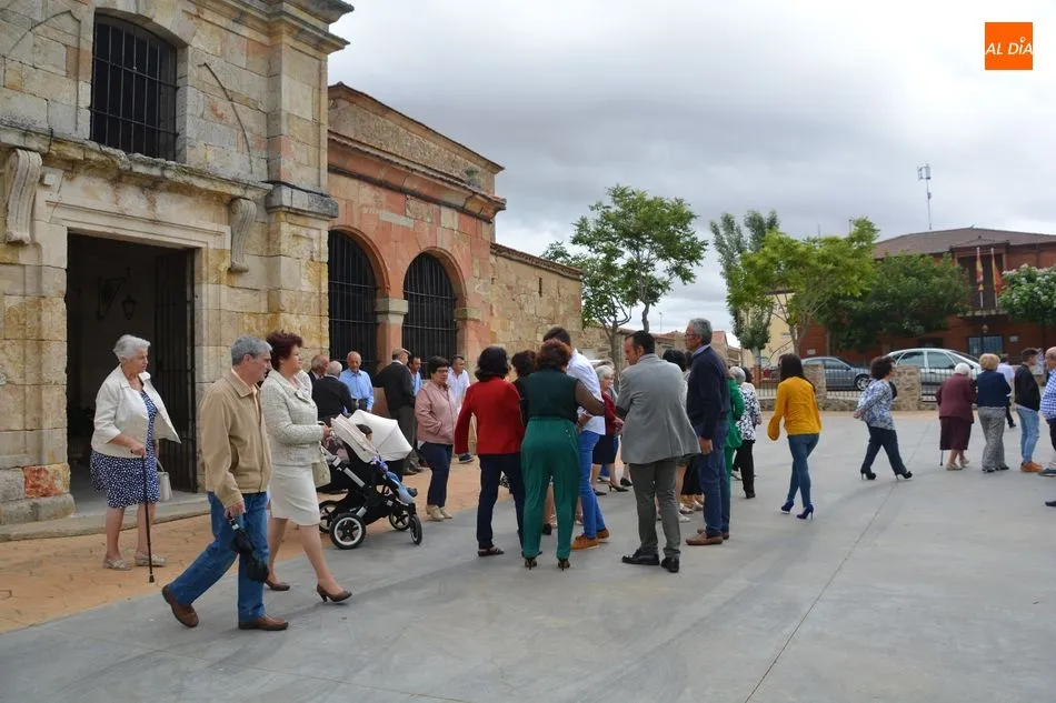 Foto 2 - San Juan Bautista sale en procesi&oacute;n arropado por los vecinos de Palacios del Arzobispo