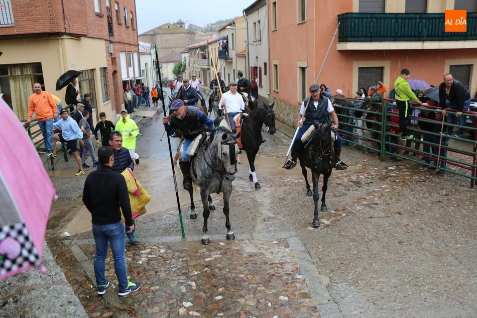 Foto 10 - Bonito encierro de Madrazo en Hinojosa a pesar de la lluvia  