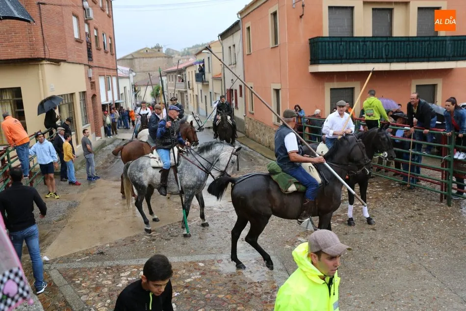 Foto 9 - Bonito encierro de Madrazo en Hinojosa a pesar de la lluvia  