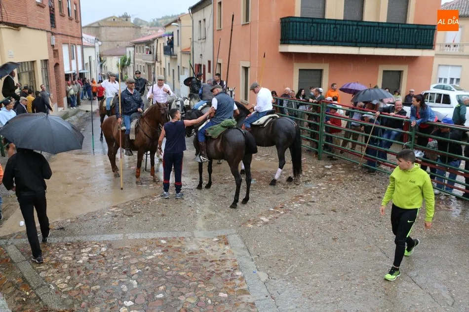 Foto 8 - Bonito encierro de Madrazo en Hinojosa a pesar de la lluvia  