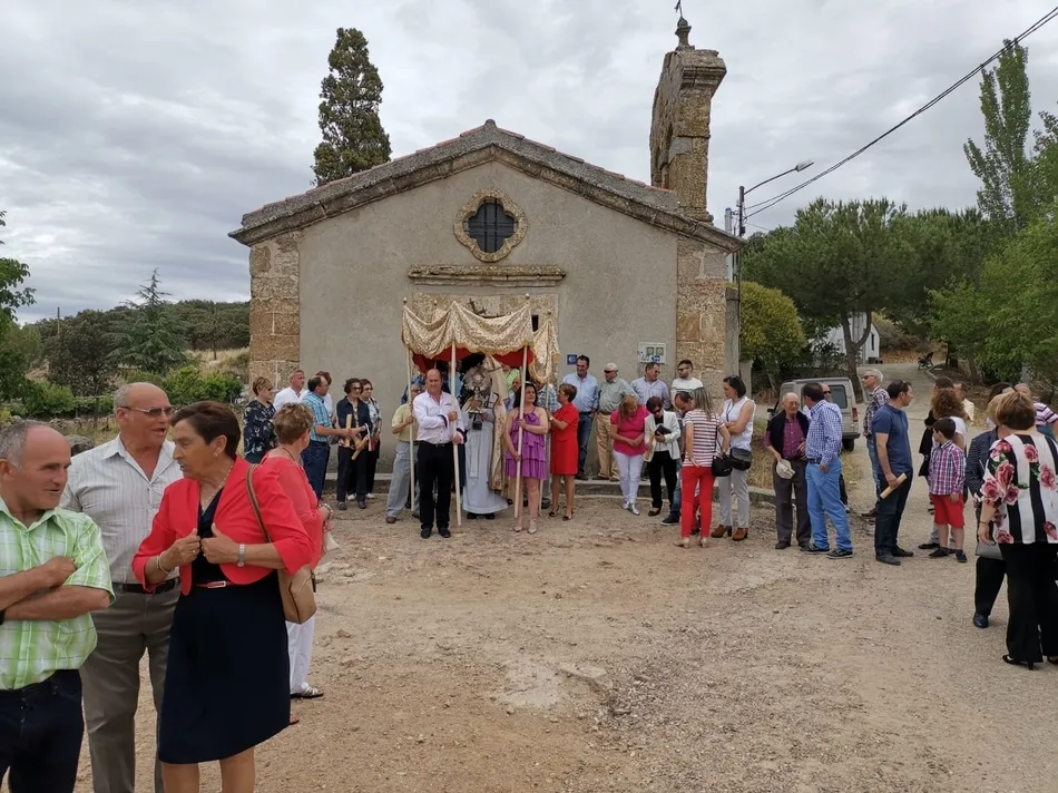Foto 10 - El Sant&iacute;simo recorre las calles de Pedrotoro  