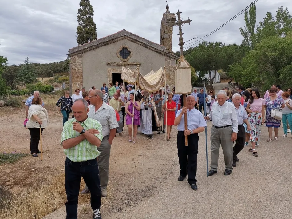 Foto 7 - El Sant&iacute;simo recorre las calles de Pedrotoro  