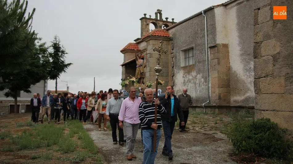 La lluvia daba una tregua y permitía la salida en procesión de San Juan en Peralejos de Abajo / MARIBEL
