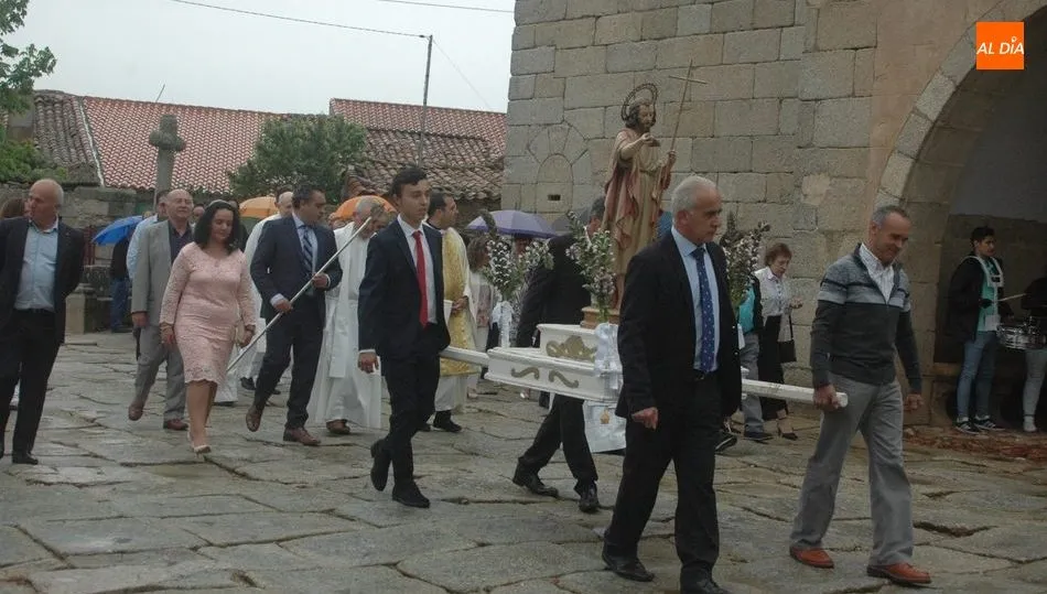 La procesión de San Juan se limitó alrededor de la iglesia debido a la lluvia